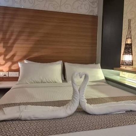 D Elegance Hotel Nusajaya  Bagian luar foto