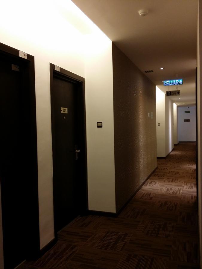 D Elegance Hotel Nusajaya  Bagian luar foto
