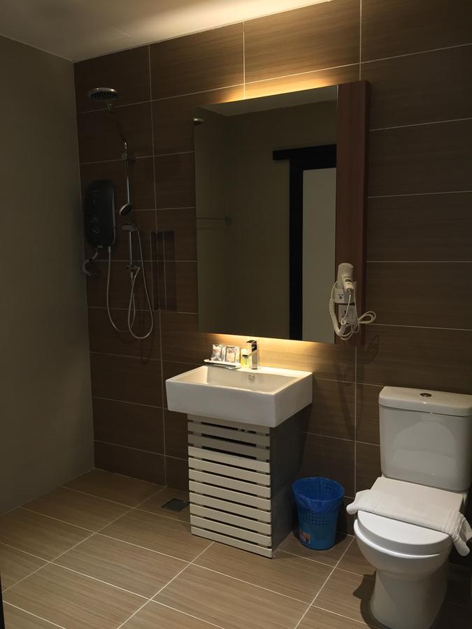 D Elegance Hotel Nusajaya  Bagian luar foto