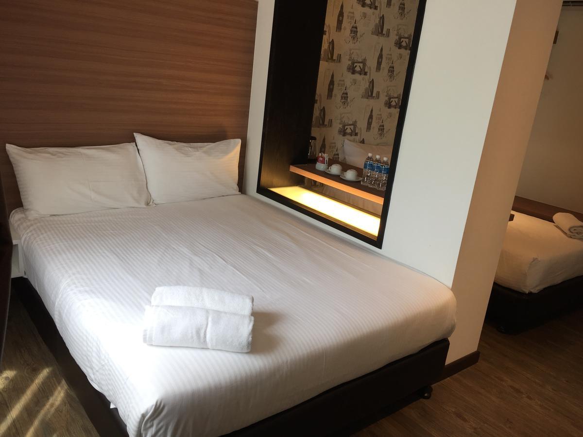 D Elegance Hotel Nusajaya  Bagian luar foto