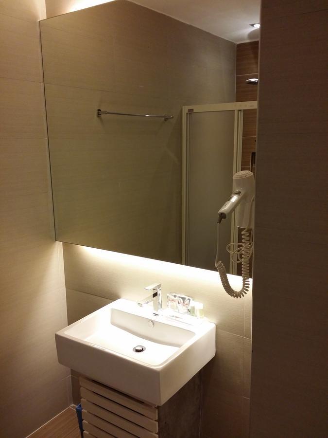 D Elegance Hotel Nusajaya  Bagian luar foto