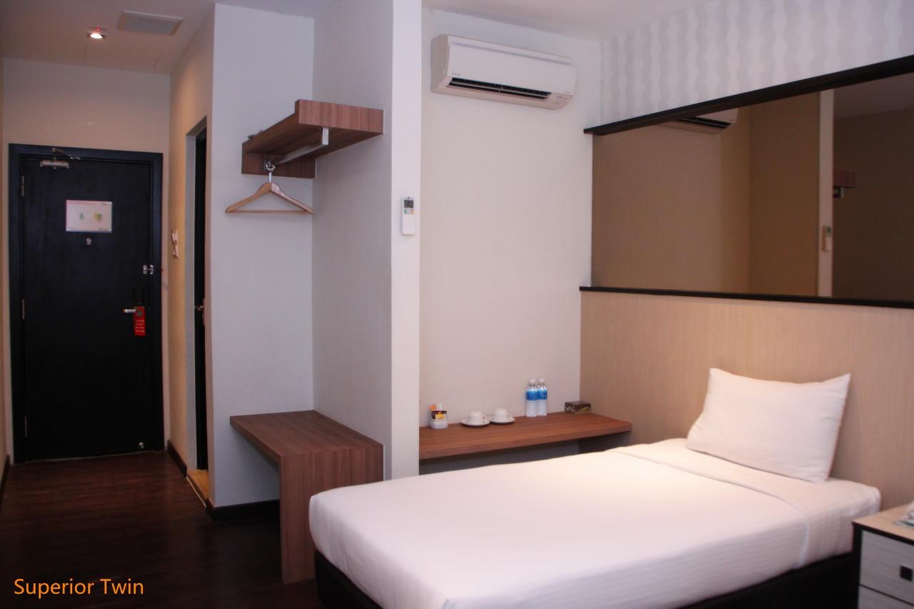D Elegance Hotel Nusajaya  Bagian luar foto