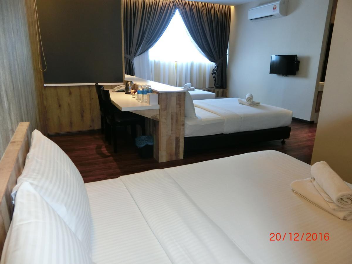 D Elegance Hotel Nusajaya  Bagian luar foto